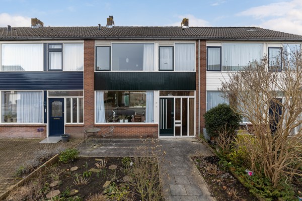 Ruime doorzon tussenwoning met vier slaapkamers en tuin op het zuidwesten. 